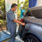 Petugas PLN UID Lampung mengisi daya salah satu dari 51 unit mobil listrik yang dioperasikan untuk menekan biaya operasional hingga 61 persen.