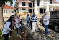 Sejumlah ASN Setwan DPRD Lampung Selatan kompak membersihkan halaman kantor dalam Gerakan Serentak Program Lampung Selatan HELAU, Jumat (22/5/2026).