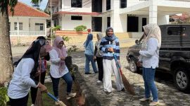 Sejumlah ASN Setwan DPRD Lampung Selatan kompak membersihkan halaman kantor dalam Gerakan Serentak Program Lampung Selatan HELAU, Jumat (22/5/2026).