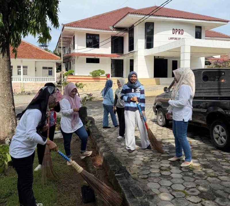 Sejumlah ASN Setwan DPRD Lampung Selatan kompak membersihkan halaman kantor dalam Gerakan Serentak Program Lampung Selatan HELAU, Jumat (22/5/2026).
