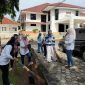 Sejumlah ASN Setwan DPRD Lampung Selatan kompak membersihkan halaman kantor dalam Gerakan Serentak Program Lampung Selatan HELAU, Jumat (22/5/2026).