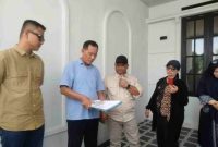 Ketua Komisi III DPRD Kota Bandar Lampung Agus Djumadi (Baju Cream pakai topi) memeriksa dokumen bersama pihak Perumahan Arana Residence saat Inspeksi Mendadak di Sukabumi, Jumat (22/5/2026). Sidak dilakukan terkait temuan penimbunan aliran Sungai Garuntang. (Foto: Wb)