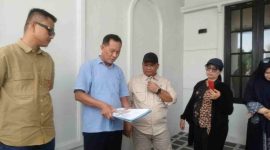 Ketua Komisi III DPRD Kota Bandar Lampung Agus Djumadi (Baju  Cream pakai topi) memeriksa dokumen bersama pihak Perumahan Arana Residence saat Inspeksi Mendadak di Sukabumi, Jumat (22/5/2026). Sidak dilakukan terkait temuan penimbunan aliran Sungai Garuntang. (Foto: Wb)