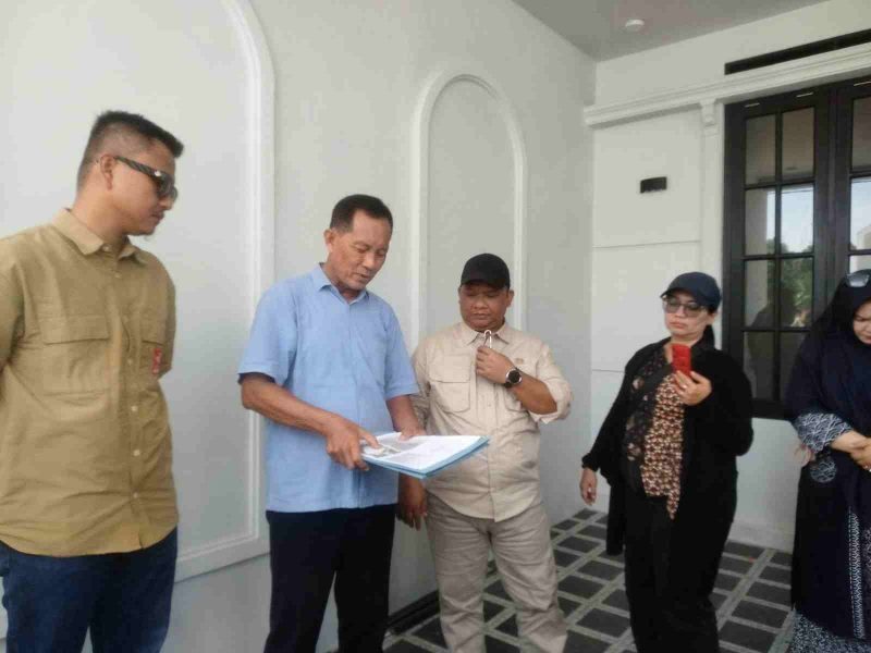 Ketua Komisi III DPRD Kota Bandar Lampung Agus Djumadi (Baju  Cream pakai topi) memeriksa dokumen bersama pihak Perumahan Arana Residence saat Inspeksi Mendadak di Sukabumi, Jumat (22/5/2026). Sidak dilakukan terkait temuan penimbunan aliran Sungai Garuntang. (Foto: Wb)