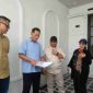 Ketua Komisi III DPRD Kota Bandar Lampung Agus Djumadi (Baju  Cream pakai topi) memeriksa dokumen bersama pihak Perumahan Arana Residence saat Inspeksi Mendadak di Sukabumi, Jumat (22/5/2026). Sidak dilakukan terkait temuan penimbunan aliran Sungai Garuntang. (Foto: Wb)