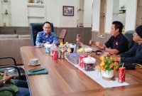 Ketua Satgas MBG Pemprov Lampung Saipul (tengah, baju batik biru) menerima audiensi perwakilan Sekber 3 Konstituen Dewan Pers Provinsi Lampung di ruang kerjanya, Rabu (20/5/2026). Pertemuan membahas data 28 SPPG MBG yang disuspend dan temuan 54 dapur MBG di Bandar Lampung belum ber-SLHS. (Foto: Dok. Sekber)