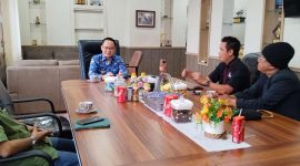 Ketua Satgas MBG Pemprov Lampung Saipul (tengah, baju batik biru) menerima audiensi perwakilan Sekber 3 Konstituen Dewan Pers Provinsi Lampung di ruang kerjanya, Rabu (20/5/2026). Pertemuan membahas data 28 SPPG MBG yang disuspend dan temuan 54 dapur MBG di Bandar Lampung belum ber-SLHS. (Foto: Dok. Sekber)
