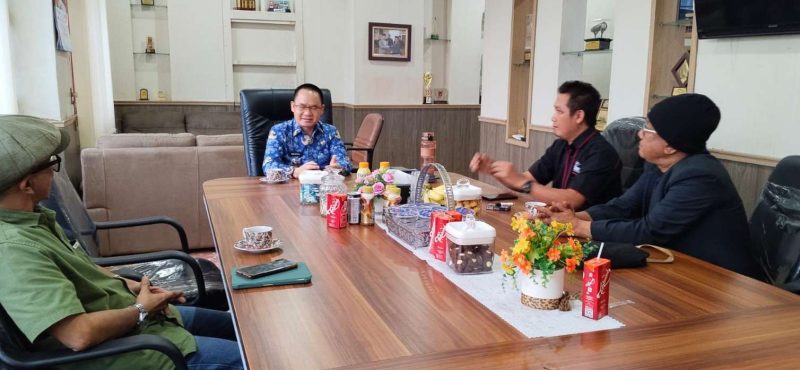 Ketua Satgas MBG Pemprov Lampung Saipul (tengah, baju batik biru) menerima audiensi perwakilan Sekber 3 Konstituen Dewan Pers Provinsi Lampung di ruang kerjanya, Rabu (20/5/2026). Pertemuan membahas data 28 SPPG MBG yang disuspend dan temuan 54 dapur MBG di Bandar Lampung belum ber-SLHS. (Foto: Dok. Sekber)
