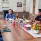 Ketua Satgas MBG Pemprov Lampung Saipul (tengah, baju batik biru) menerima audiensi perwakilan Sekber 3 Konstituen Dewan Pers Provinsi Lampung di ruang kerjanya, Rabu (20/5/2026). Pertemuan membahas data 28 SPPG MBG yang disuspend dan temuan 54 dapur MBG di Bandar Lampung belum ber-SLHS. (Foto: Dok. Sekber)
