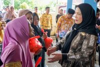 Wali Kota Bandar Lampung Eva Dwiana menyerahkan bantuan beras kepada KPM lansia di Kecamatan Kedamaian, Jum'at (22/5/2026). Total 146.206 KPM di Kedamaian dan Tanjung Karang Barat menerima bansos beras dari Pemkot Bandar Lampung. (Foto: WB)