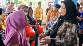 Wali Kota Bandar Lampung Eva Dwiana menyerahkan bantuan beras kepada KPM lansia di Kecamatan Kedamaian, Jum'at (22/5/2026). Total 146.206 KPM di Kedamaian dan Tanjung Karang Barat menerima bansos beras dari Pemkot Bandar Lampung. (Foto: WB)