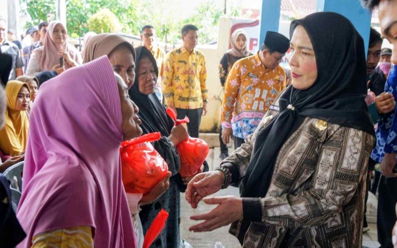 Wali Kota Bandar Lampung Eva Dwiana menyerahkan bantuan beras kepada KPM lansia di Kecamatan Kedamaian, Jum'at (22/5/2026). Total 146.206 KPM di Kedamaian dan Tanjung Karang Barat menerima bansos beras dari Pemkot Bandar Lampung. (Foto: WB)