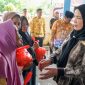 Wali Kota Bandar Lampung Eva Dwiana menyerahkan bantuan beras kepada KPM lansia di Kecamatan Kedamaian, Jum'at (22/5/2026). Total 146.206 KPM di Kedamaian dan Tanjung Karang Barat menerima bansos beras dari Pemkot Bandar Lampung. (Foto: WB)