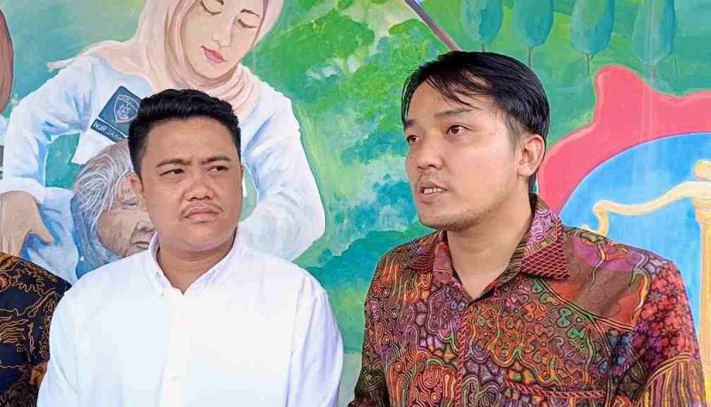 Viqky Anaz Astono (kiri) bersama Managing Partner Bumi Adil Law Firm M. Rian Ali Akbar, S.H.,M.H.,CPLA.,CPM (kanan) usai mengambil Surat Pemberitahuan Perkembangan Hasil Penyidikan (SP2HP) terkait laporan dugaan penipuan dan penggelapan dana investasi franchise kedai kopi Rp685 juta di Mapolda Lampung, Jumat (22/5/2026).
