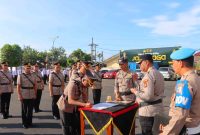 Kapolresta Bandar Lampung, Kombes Pol Alfret Jacob Tilukay, menandatangani berita acara serah terima jabatan Kabag Ops dan 7 Kapolsek jajaran di Lapangan Mapolresta Bandar Lampung, Sabtu (23/5/2026).