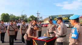 Kapolresta Bandar Lampung, Kombes Pol Alfret Jacob Tilukay, menandatangani berita acara serah terima jabatan Kabag Ops dan 7 Kapolsek jajaran di Lapangan Mapolresta Bandar Lampung, Sabtu (23/5/2026).