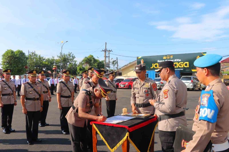 Kapolresta Bandar Lampung, Kombes Pol Alfret Jacob Tilukay, menandatangani berita acara serah terima jabatan Kabag Ops dan 7 Kapolsek jajaran di Lapangan Mapolresta Bandar Lampung, Sabtu (23/5/2026).
