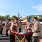 Kapolresta Bandar Lampung, Kombes Pol Alfret Jacob Tilukay, menandatangani berita acara serah terima jabatan Kabag Ops dan 7 Kapolsek jajaran di Lapangan Mapolresta Bandar Lampung, Sabtu (23/5/2026).