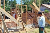 Proses pembangunan salah satu rumah tidak layak huni RTLH di kawasan pesisir Bandar Lampung yang masuk program bedah rumah 2026. Sebanyak 529 unit akan direnovasi dengan anggaran Rp20 juta per unit.