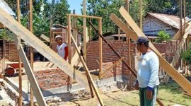 Proses pembangunan salah satu rumah tidak layak huni RTLH di kawasan pesisir Bandar Lampung yang masuk program bedah rumah 2026. Sebanyak 529 unit akan direnovasi dengan anggaran Rp20 juta per unit.