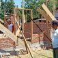 Proses pembangunan salah satu rumah tidak layak huni RTLH di kawasan pesisir Bandar Lampung yang masuk program bedah rumah 2026. Sebanyak 529 unit akan direnovasi dengan anggaran Rp20 juta per unit.