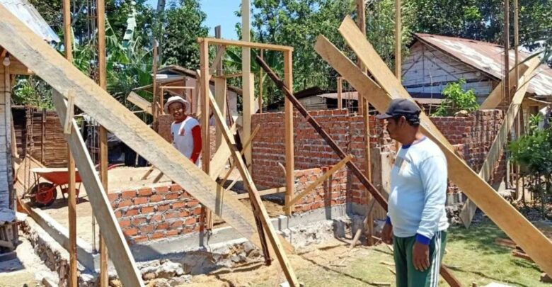 Proses pembangunan salah satu rumah tidak layak huni RTLH di kawasan pesisir Bandar Lampung yang masuk program bedah rumah 2026. Sebanyak 529 unit akan direnovasi dengan anggaran Rp20 juta per unit.