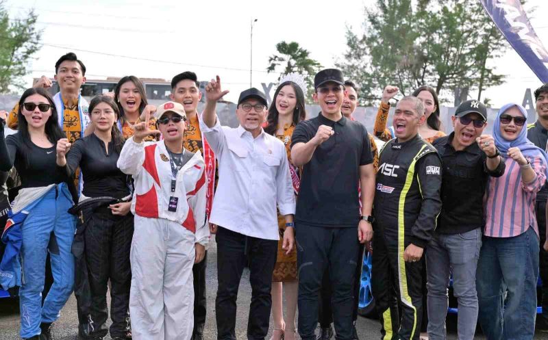 Menko Pangan Zulkifli Hasan ( baju  kemeja putih) bersama Bupati Lampung Selatan Radityo Egi Pratama (baju hitam)saat meninjau IDS Sumatra 2026 di Way Handak Expo, Kalianda, Sabtu (23/5/2026).