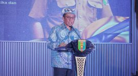 Kadiskominfotiksan Provinsi Lampung, Ganjar Jationo, membacakan sambutan Gubernur Lampung pada Puncak Penganugerahan Duta Bahasa Provinsi Lampung 2026 di Balai Keratun, Sabtu (23/5/2026).