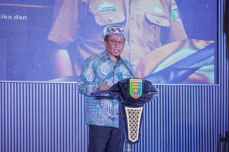 Kadiskominfotiksan Provinsi Lampung, Ganjar Jationo, membacakan sambutan Gubernur Lampung pada Puncak Penganugerahan Duta Bahasa Provinsi Lampung 2026 di Balai Keratun, Sabtu (23/5/2026).