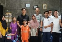 Bupati Lampung Selatan Radityo Egi Pratama berbaju hitam berfoto bersama istri, cucu, dan keluarga Mbah Mujiran, 72, saat berkunjung ke Desa Wonodadi, Kecamatan Tanjung Sari, Sabtu 23 Mei 2026. Egi menyerahkan bantuan sosial kepada keluarga Mbah Mujiran yang tengah menjalani proses restorative justice.