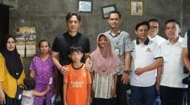 Bupati Lampung Selatan Radityo Egi Pratama berbaju hitam berfoto bersama istri, cucu, dan keluarga Mbah Mujiran, 72, saat berkunjung ke Desa Wonodadi, Kecamatan Tanjung Sari, Sabtu 23 Mei 2026. Egi menyerahkan bantuan sosial kepada keluarga Mbah Mujiran yang tengah menjalani proses restorative justice.