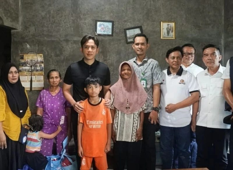 Bupati Lampung Selatan Radityo Egi Pratama berbaju hitam berfoto bersama istri, cucu, dan keluarga Mbah Mujiran, 72, saat berkunjung ke Desa Wonodadi, Kecamatan Tanjung Sari, Sabtu 23 Mei 2026. Egi menyerahkan bantuan sosial kepada keluarga Mbah Mujiran yang tengah menjalani proses restorative justice.