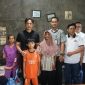 Bupati Lampung Selatan Radityo Egi Pratama berbaju hitam berfoto bersama istri, cucu, dan keluarga Mbah Mujiran, 72, saat berkunjung ke Desa Wonodadi, Kecamatan Tanjung Sari, Sabtu 23 Mei 2026. Egi menyerahkan bantuan sosial kepada keluarga Mbah Mujiran yang tengah menjalani proses restorative justice.