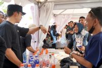Bupati Lampung Selatan Radityo Egi Pratama berbelanja dan berbincang dengan pelaku UMKM di Way Handak Expo, Kalianda, saat gelaran Indonesian Drift Series Sumatra 2026, Minggu (24/5/2026).