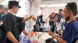 Bupati Lampung Selatan Radityo Egi Pratama berbelanja dan berbincang dengan pelaku UMKM di Way Handak Expo, Kalianda, saat gelaran Indonesian Drift Series Sumatra 2026, Minggu (24/5/2026).