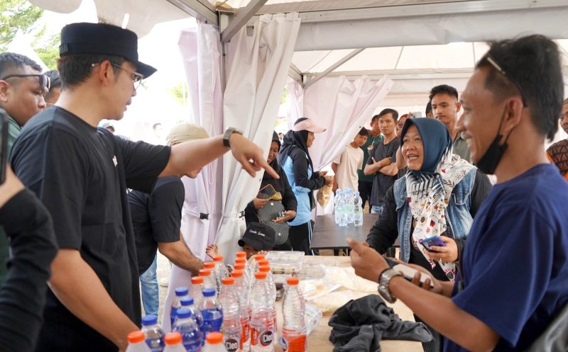Bupati Lampung Selatan Radityo Egi Pratama berbelanja dan berbincang dengan pelaku UMKM di Way Handak Expo, Kalianda, saat gelaran Indonesian Drift Series Sumatra 2026, Minggu (24/5/2026).