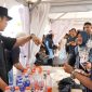 Bupati Lampung Selatan Radityo Egi Pratama berbelanja dan berbincang dengan pelaku UMKM di Way Handak Expo, Kalianda, saat gelaran Indonesian Drift Series Sumatra 2026, Minggu (24/5/2026).