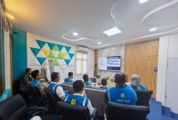 General Manager PLN UID Lampung, Rizky Mochamad, memimpin rapat bersama jajaran untuk mempercepat pemulihan sistem kelistrikan di Lampung, Minggu (24/5/2026).