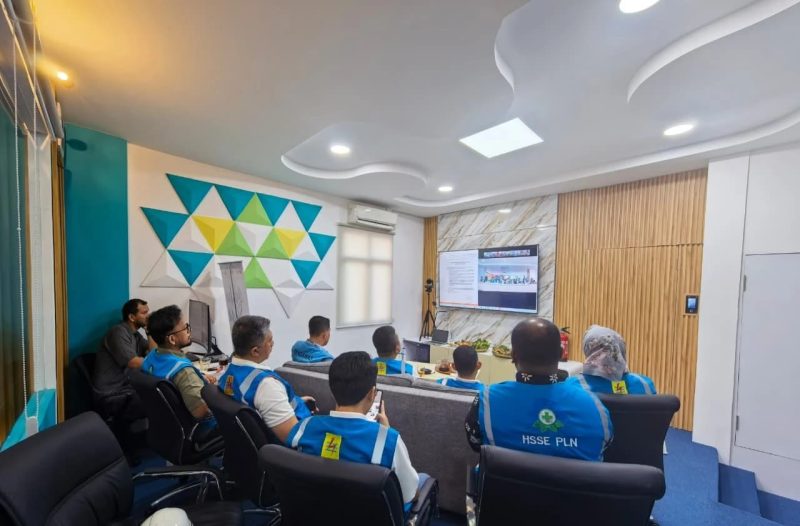 General Manager PLN UID Lampung, Rizky Mochamad, memimpin rapat bersama jajaran untuk mempercepat pemulihan sistem kelistrikan di Lampung, Minggu (24/5/2026).