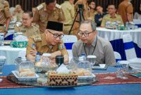 Gubernur Lampung Rahmat Mirzani Djausal berdiskusi dengan peserta saat memimpin HLM TP2DD di Mahan Agung, Bandar Lampung, Senin (25/5/2026). Foto: Adpim