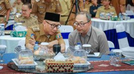 Gubernur Lampung Rahmat Mirzani Djausal berdiskusi dengan peserta saat memimpin HLM TP2DD di Mahan Agung, Bandar Lampung, Senin (25/5/2026). Foto: Adpim