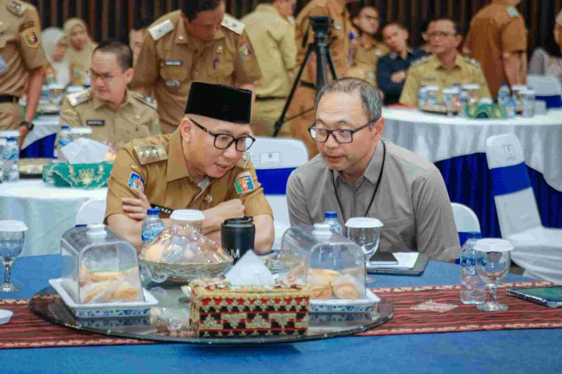 Gubernur Lampung Rahmat Mirzani Djausal berdiskusi dengan peserta saat memimpin HLM TP2DD di Mahan Agung, Bandar Lampung, Senin (25/5/2026). Foto: Adpim