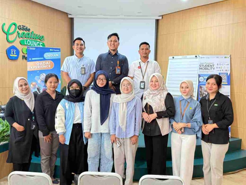 Peserta kuliah umum Pegadaian Unila berfoto bersama di Gade Creative Lounge Universitas Lampung, Mei 2026.