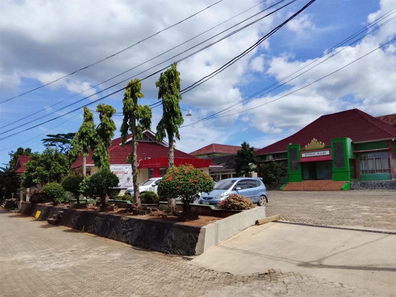 Kantor Dinas Pendidikan dan Kebudayaan Kota Bandar Lampung di Jl. Wolter Monginsidi.