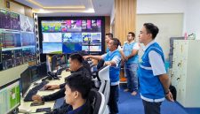 Potret General Manager PLN UID Lampung Rizky Mochamad (tiga dari kiri), Manager UP2D M Syarif Hidayat (dua dari kiri), dan Manager ULP Karang Ulfah Nisa Fitri (tengah) saat mengawal Siaga Keandalan di titik prioritas Masjid Raya Al Bakrie Lampung.