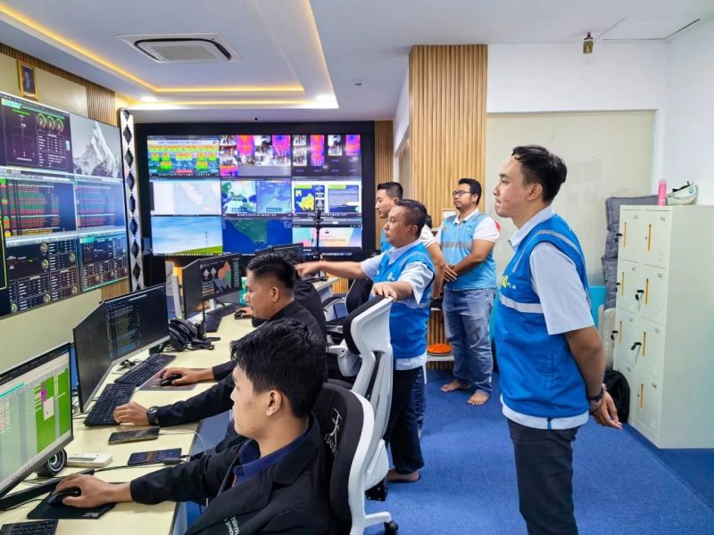 Potret General Manager PLN UID Lampung Rizky Mochamad (tiga dari kiri), Manager UP2D M Syarif Hidayat (dua dari kiri), dan Manager ULP Karang Ulfah Nisa Fitri (tengah) saat mengawal Siaga Keandalan di titik prioritas Masjid Raya Al Bakrie Lampung.