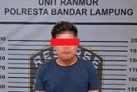 Foto: Salah satu tersangka DPO kasus curanmor bersenjata api yang diamankan Unit Ranmor Polresta Bandar Lampung. (Foto: Dok. Polresta Bandar Lampung)  