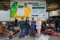 Vice President PT Pegadaian Area Lampung Lenny Fetresia Siregar menyerahkan paket daging kurban kepada warga saat kegiatan kurban Idul Adha 1447 Hijriah di Bandar Lampung, Rabu (28/5/2026).