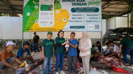 Vice President PT Pegadaian Area Lampung Lenny Fetresia Siregar menyerahkan paket daging kurban kepada warga saat kegiatan kurban Idul Adha 1447 Hijriah di Bandar Lampung, Rabu (28/5/2026).