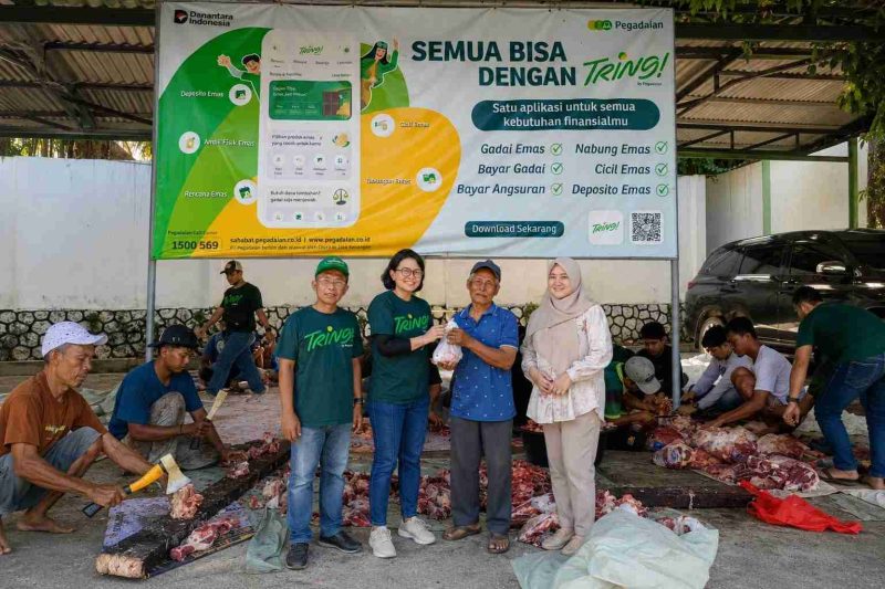 Vice President PT Pegadaian Area Lampung Lenny Fetresia Siregar menyerahkan paket daging kurban kepada warga saat kegiatan kurban Idul Adha 1447 Hijriah di Bandar Lampung, Rabu (28/5/2026).